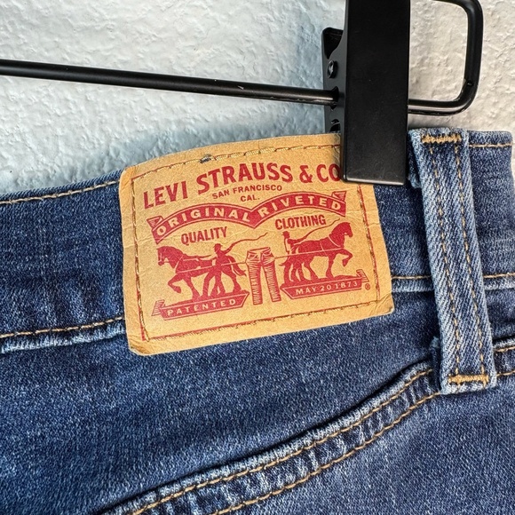 Levi's Mid Length Shorts - Medium Wash - Picture 5 of 9